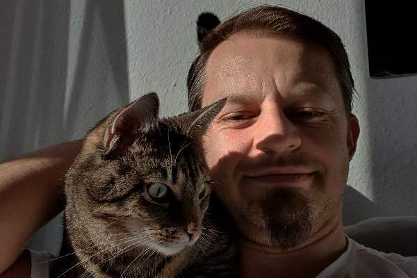 Katzen Psychologe und Sitter Köln EKH Katze Trixi liegt auf der Schulter von Mr Cat Cologne Cologne